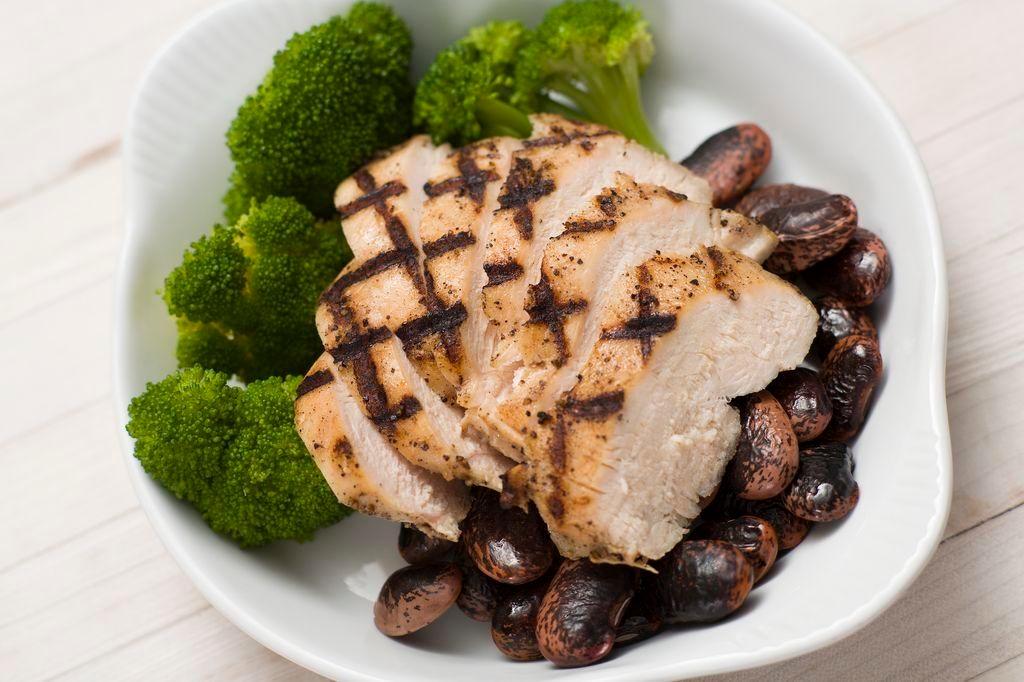 Grilled chicken breast with steamed broccoli and beans