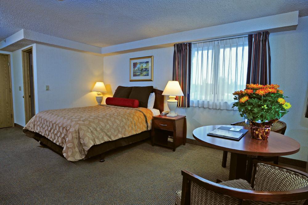 Shilo Inns Tacoma Queen Suite