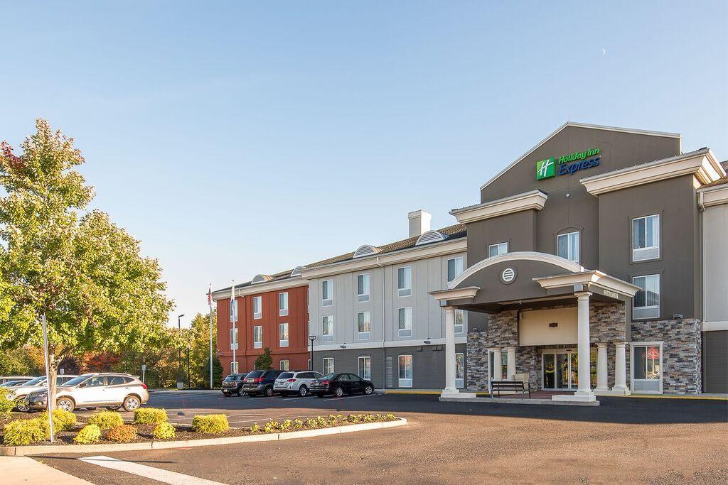 Holiday Inn Express & Suites Philadelphia - Mt. Laurel, an IHG Hotel