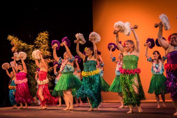 Intermediate & Advanced Hula Dancers dancing with 'Uli'uli at Hō'ike 2017