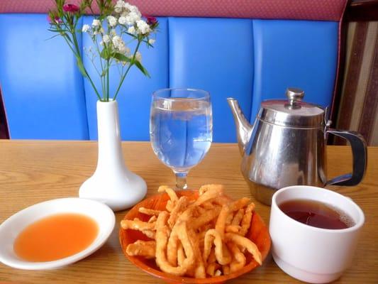 Complimentary tea and fried wonton crisps