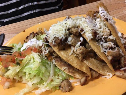 Crispy tacos con pollo asado.