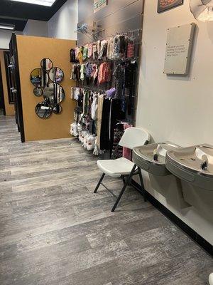 Water fountain, dressing area, and accessories