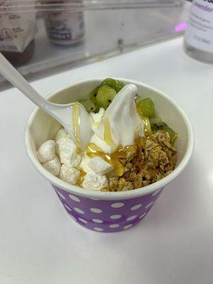 Tart with mochi, kiwi, granola with honey