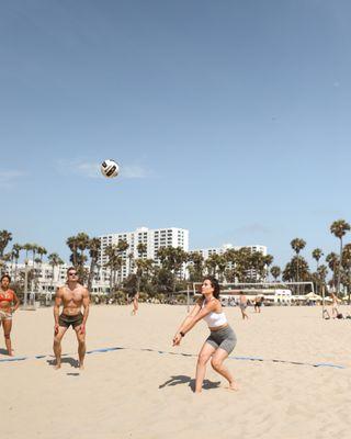 Santa Monica Beach Volleyball - offers 3 different levels of classes. Beginners (no experience needed), intermediate, and advanced.