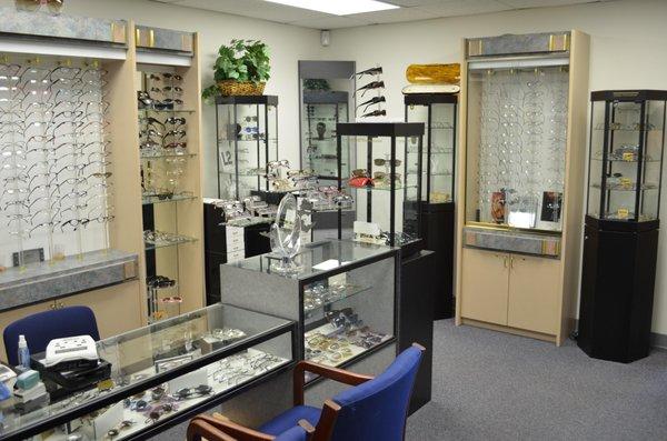 Large, spacious Showroom with over 2,300 frame choices...