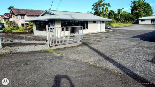 Street view of Jagged Edge Salon off Kamana St.