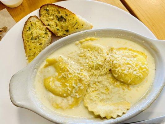 Cheese Ravioli (V) with Alfredo sauce