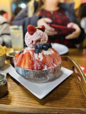 Strawberry bingsu