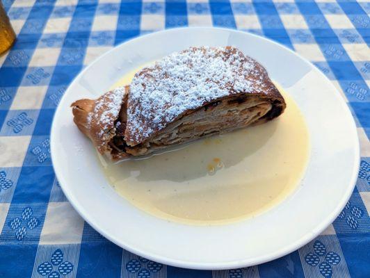 Apple strudel in vanilla sauce