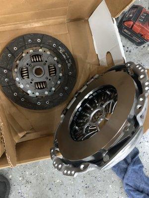 Honest Honda replacing the clutch kit! New quality OEM parts