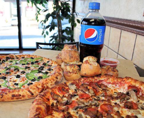 Mouthwatering hand-tossed pizza, delectable Vocelli Rolls, and a refreshing cold Pepsi. A feast fit for a king!