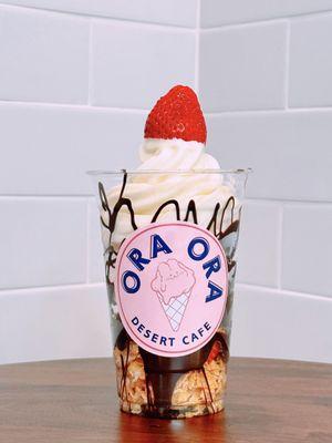 Vanilla cracking sundae cup, strawberry topping