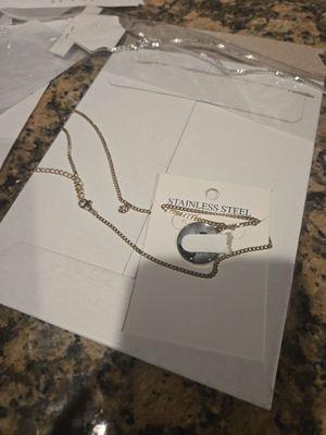 Item i recieved, completely different necklace.. gold colored.