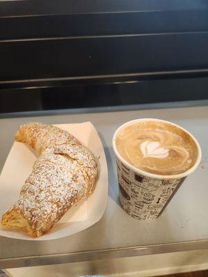 Croissant and cappuccino classico