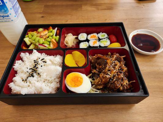 Bento with beef teriyaki and veggie sushi (and cute sauce dish that makes a tuxedo cat)