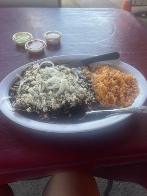 The chicken enchiladas de pollo con queso de mole oaxaca o están riquísimas. Ojalá que dejen este platillo en el menú. Esta muy rico!