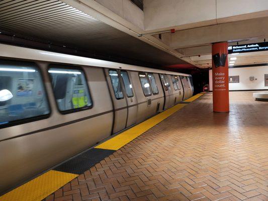 MUNI / BART Station - Montgomery