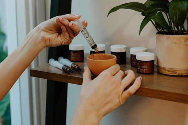 Customized facial blends with active powders and vitamin A