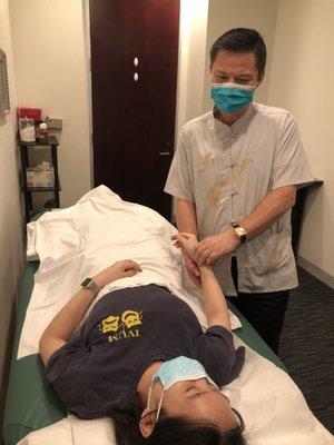 Dr.Tan sees patient with mask on