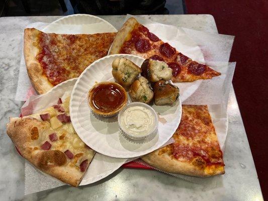 Pizza & knots! They have really great ranch & knots here. Pizza is good but I like more sauce,