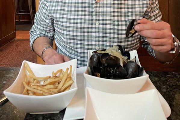 Pommes frites and mussels