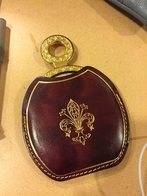 Hi. It would be great if your team could design a leather cover for round compact covers. See attached photo.