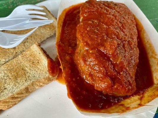 Stuffed cabbage with tomato and toast.