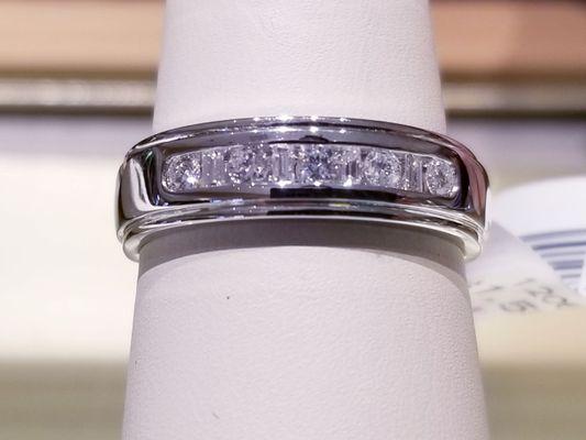 Put this man's wedding ring on our wish list.