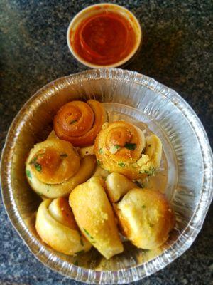 Garlic Knots (6 Pcs.) Delicous when hot! Comes with marinara sauce. The garlic aftertaste stays for a while, but it still tasted good!