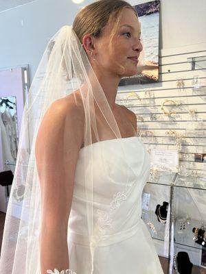 Soft lace veil to compliment a minimalist style