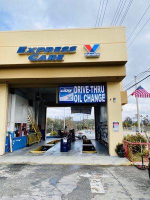 DRIVE-THRU. Oil change