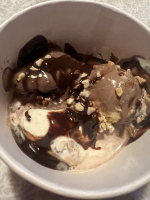 This is supposed to be a 3 scoop hot fudge sundae with extra fudge.....This is a complete rip off! I was charged $30 for this!