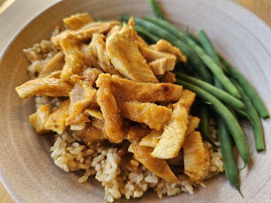 Orange Chicken with Green Beans over Brown Rice (white meat)