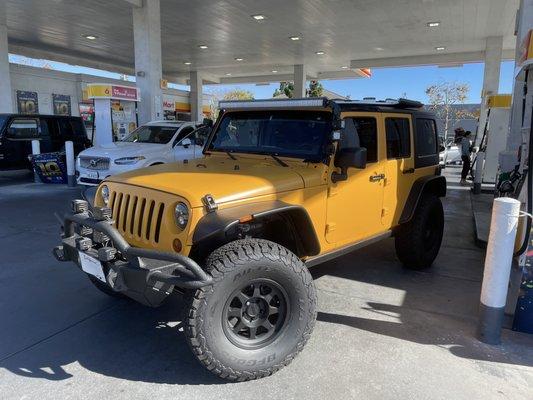 After axle swap. New setup is 2.5" coil-spring lift with 37" tires (& pinch-seam trim to clear the rear tires). I installed the flat fenders