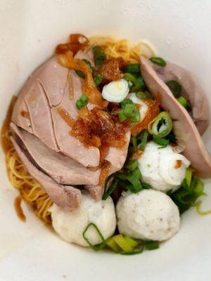 Dried egg noodles with pork kidneys and fish balls