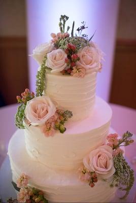 Flowers on the cake looked amazing!