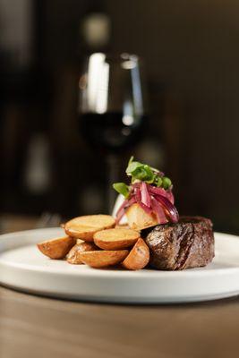 Grilled filet mignon, Barolo sauce.+Baby potatoes.