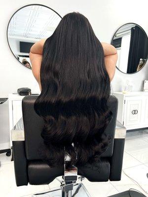 28" Itip extensions. 
No glue or heat is used to install. Itips are installed with a tiny micro bead. Book with us now!