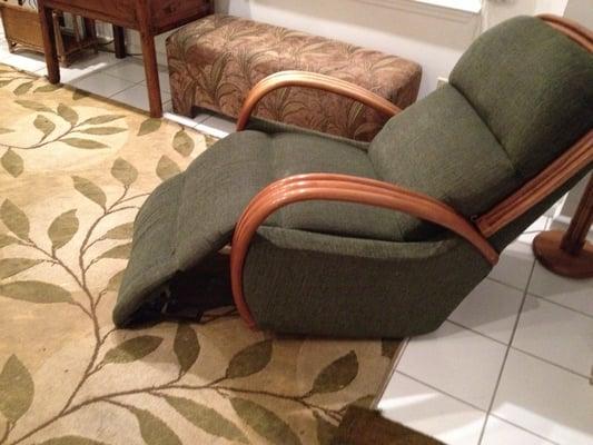 Nice recliner that doesn't retract.