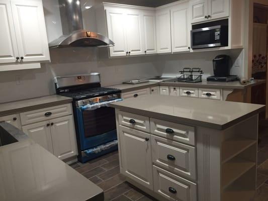 Here's a finishing look to my counter tops.. I wanted to share the beautiful work that Trinidad Tile and Stone did with my kitchen.