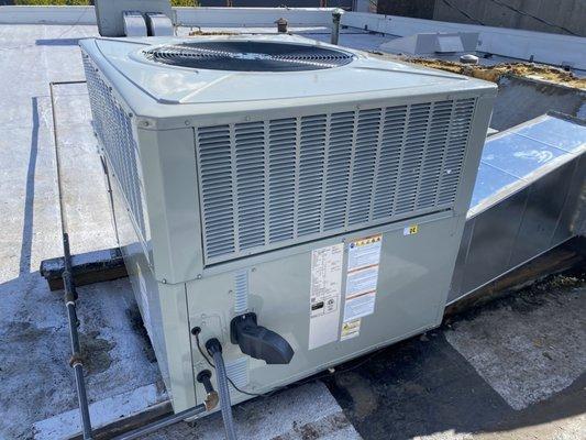 Rooftop heat pump pack installed by SureTech in Vancouver, WA.