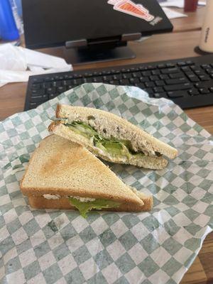 Tuna sandwich without tomato