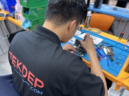 Tekdep Technician Performing Battery Replacement On iPhone.