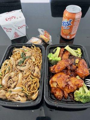 General Tao's 22. Chicken Lo Mein