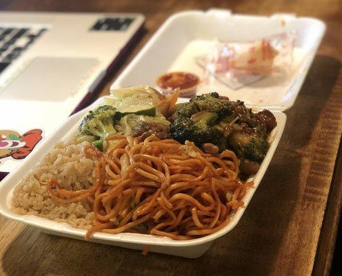 Seriously, the portions are huge! Half-and-half chow mein and rice, beef and broccoli, and plain veggies to feel a bit #healthy ;). So good!