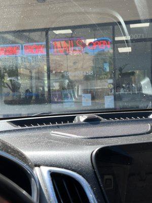 Empty nail shop speaks volumes about horrible service