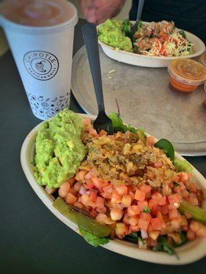 Salad with chicken/pico de Gallo/guacamole