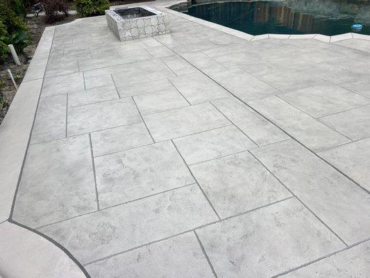 Modern square and rectangle look on this pool deck, coping, and steps. 100% custom and no tear out needed !