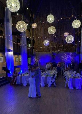 Bride and broom first dance